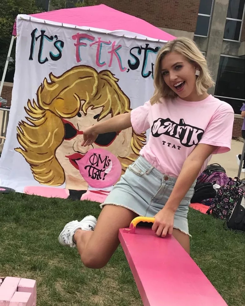 美艳步行者啦啦队员身材绝佳 身为管理学高材生才貌双全