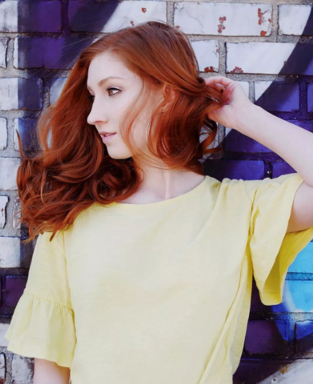 传说中的高级脸！篮网拉拉队长泳池边秀好身材，双眼释放万种风情