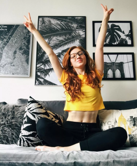 传说中的高级脸！篮网拉拉队长泳池边秀好身材，双眼释放万种风情