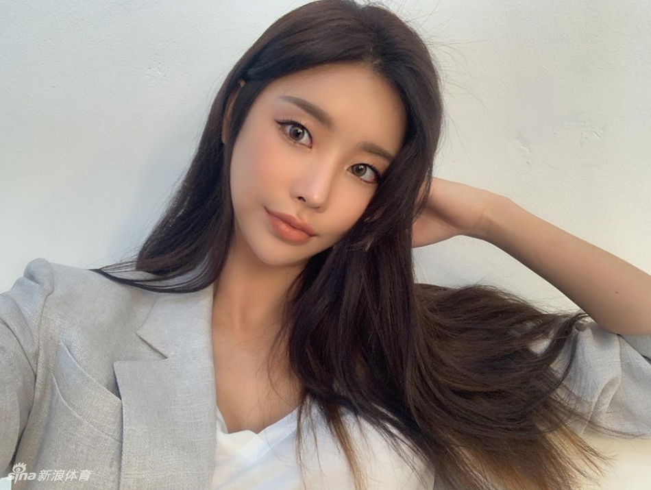 心动的感觉！撸猫少女竟是性感运动达人