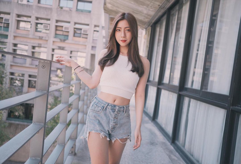 运动少女甜美可人 气质优雅身材婀娜