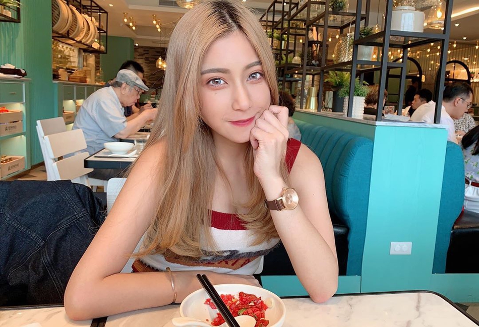 运动少女甜美可人 气质优雅身材婀娜