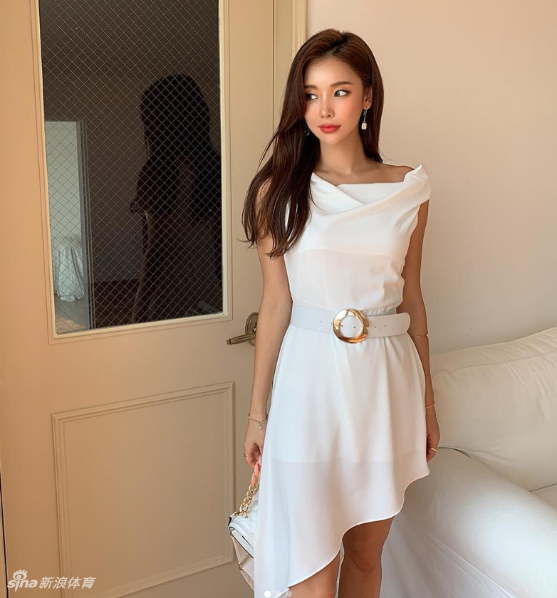 心动的感觉！撸猫少女竟是性感运动达人