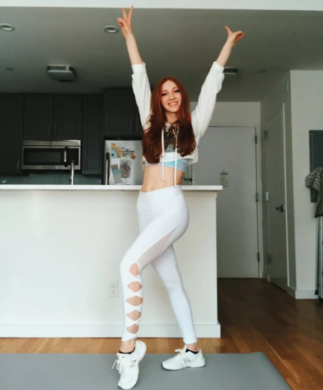 传说中的高级脸！篮网拉拉队长泳池边秀好身材，双眼释放万种风情