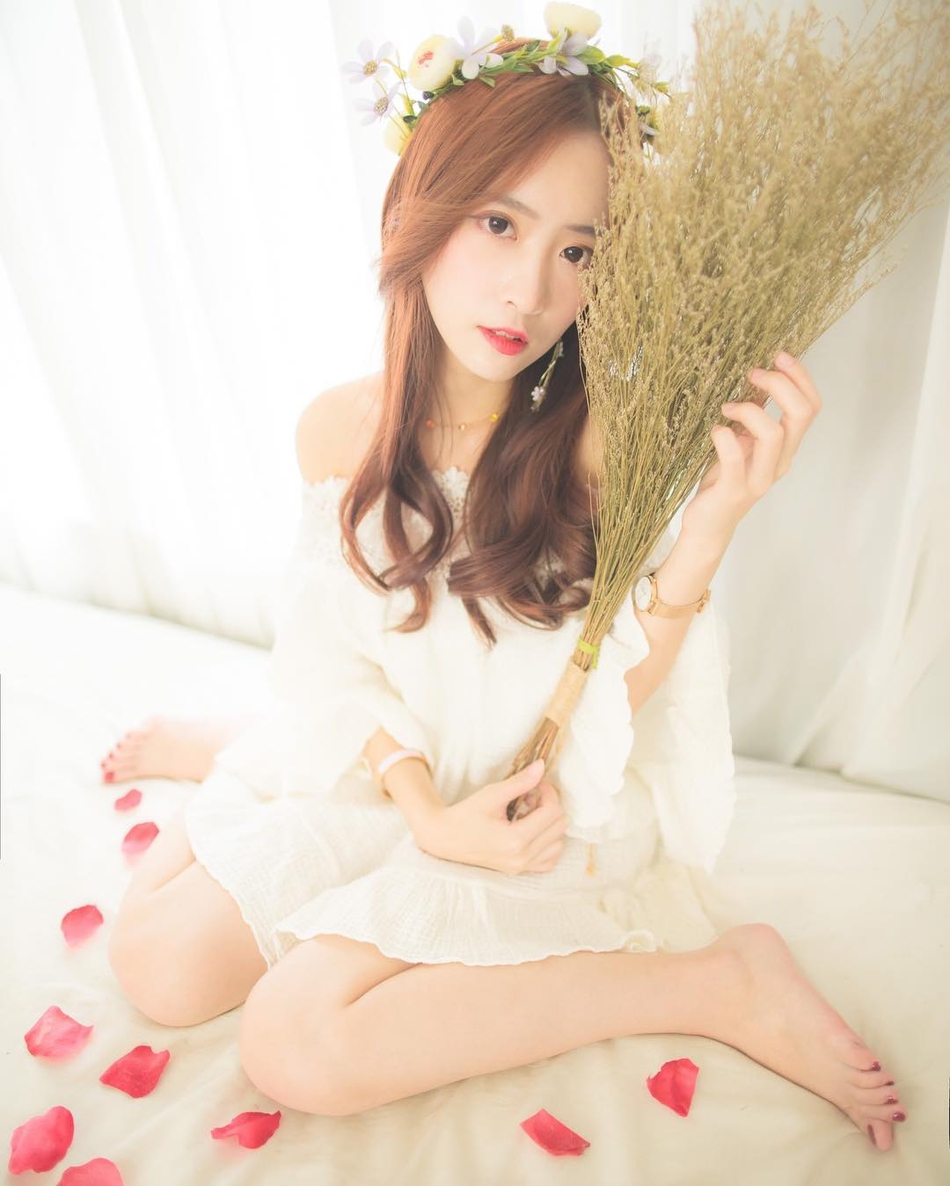 冲浪少女甜美妖娆 身材犯规搭配精致面容