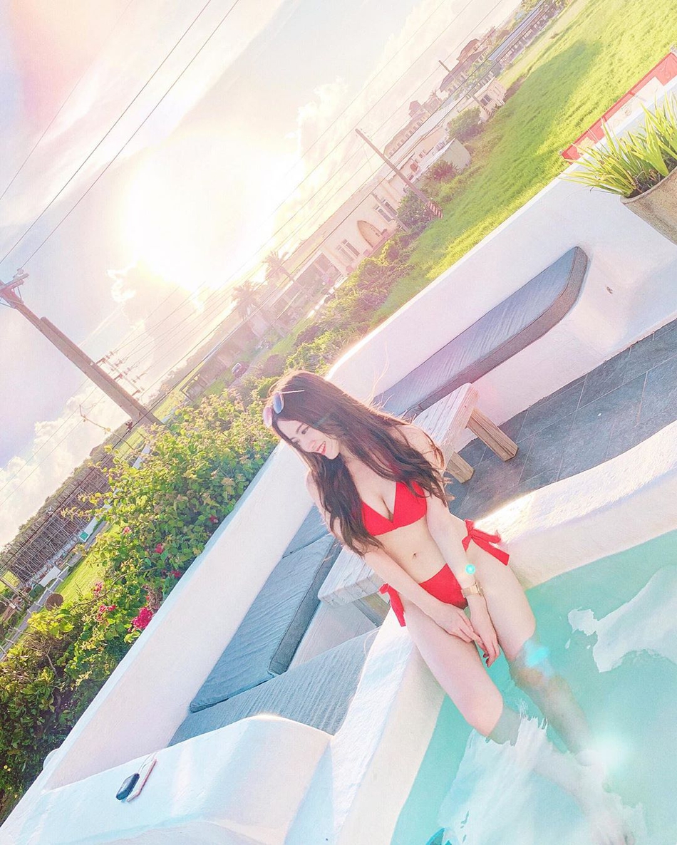 冲浪少女甜美妖娆 身材犯规搭配精致面容