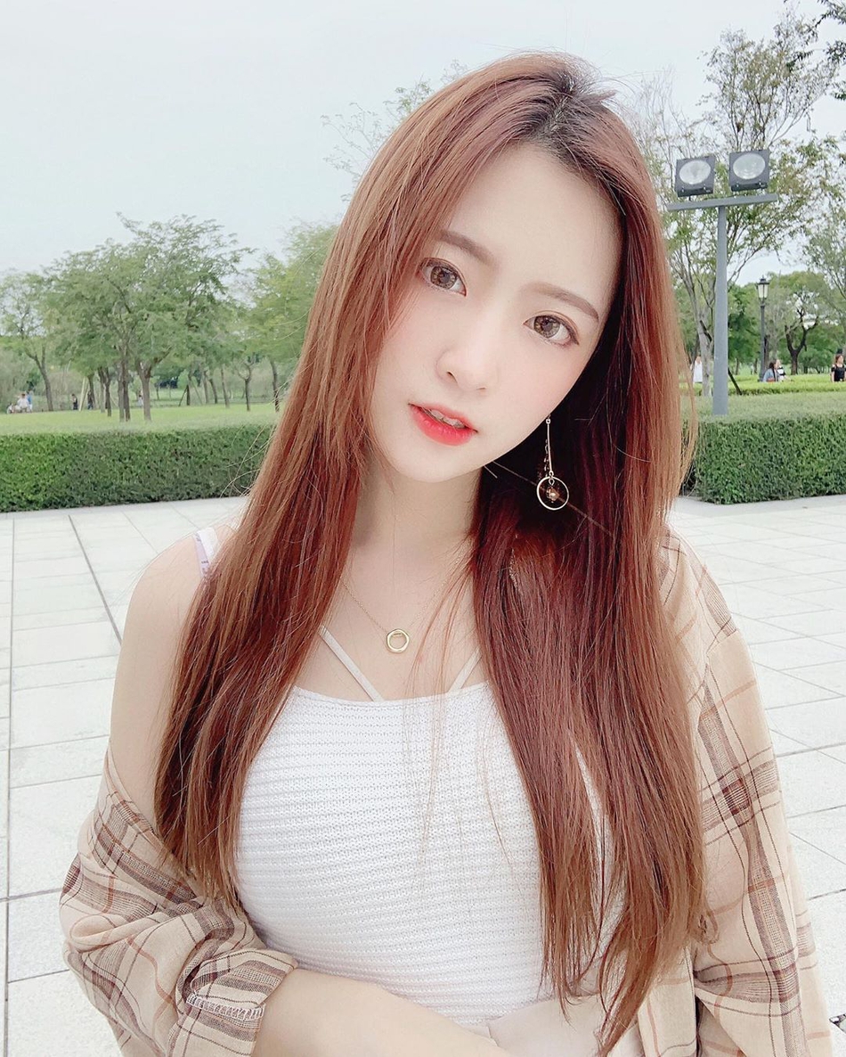 冲浪少女甜美妖娆 身材犯规搭配精致面容