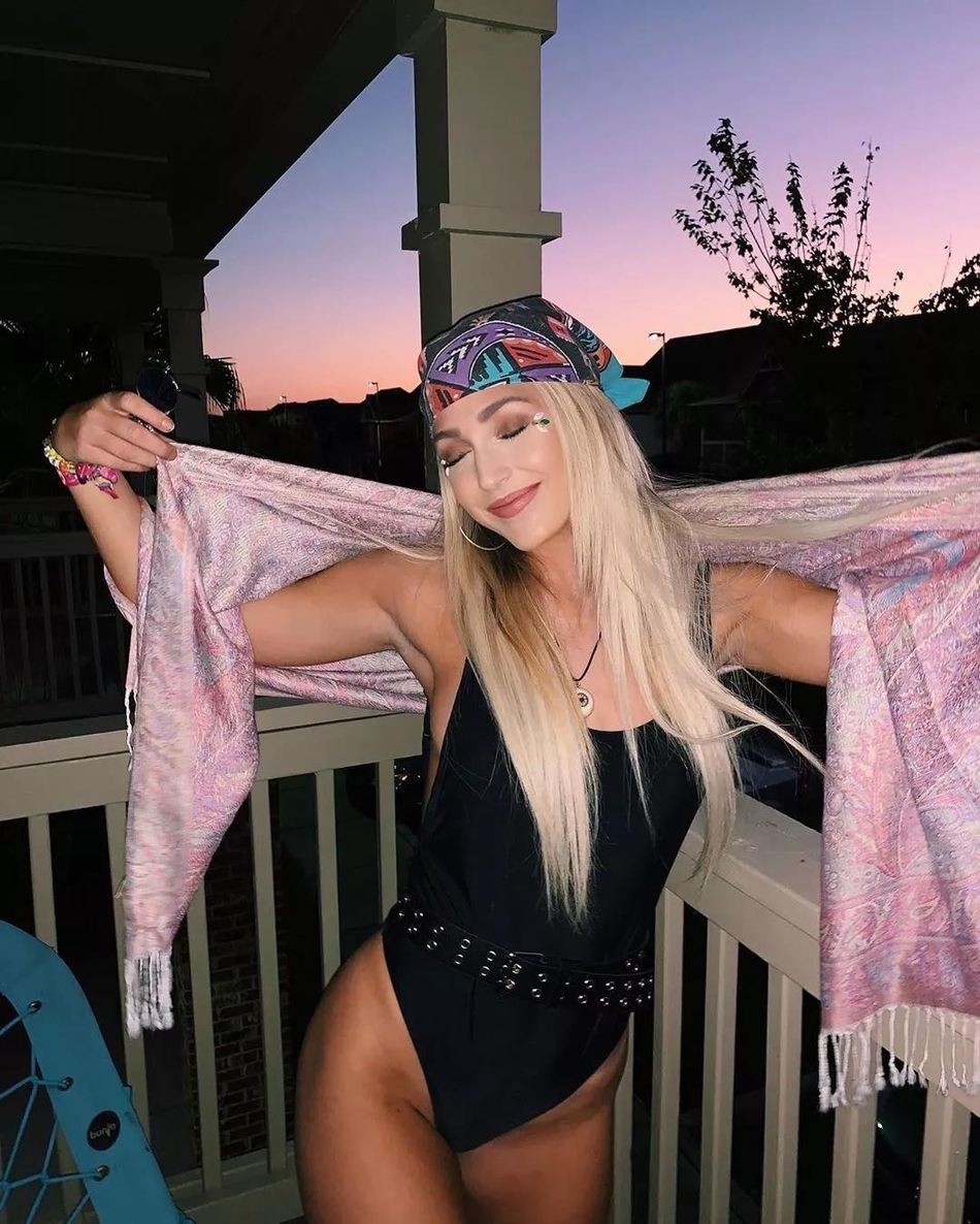 鹈鹕美女拉拉队员靓照来袭!一身透视装青春洋溢