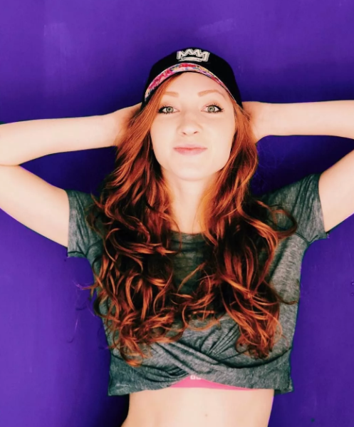 传说中的高级脸！篮网拉拉队长泳池边秀好身材，双眼释放万种风情