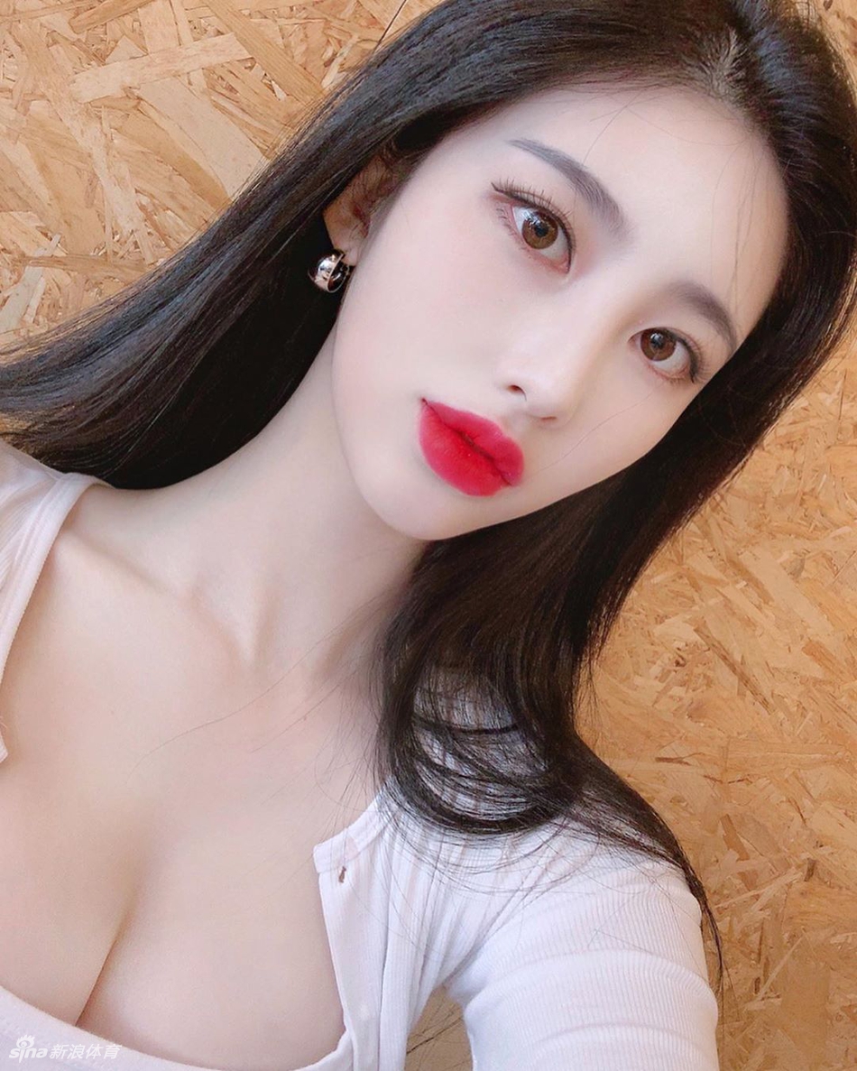 泳装美女清凉一夏秀曼妙身姿