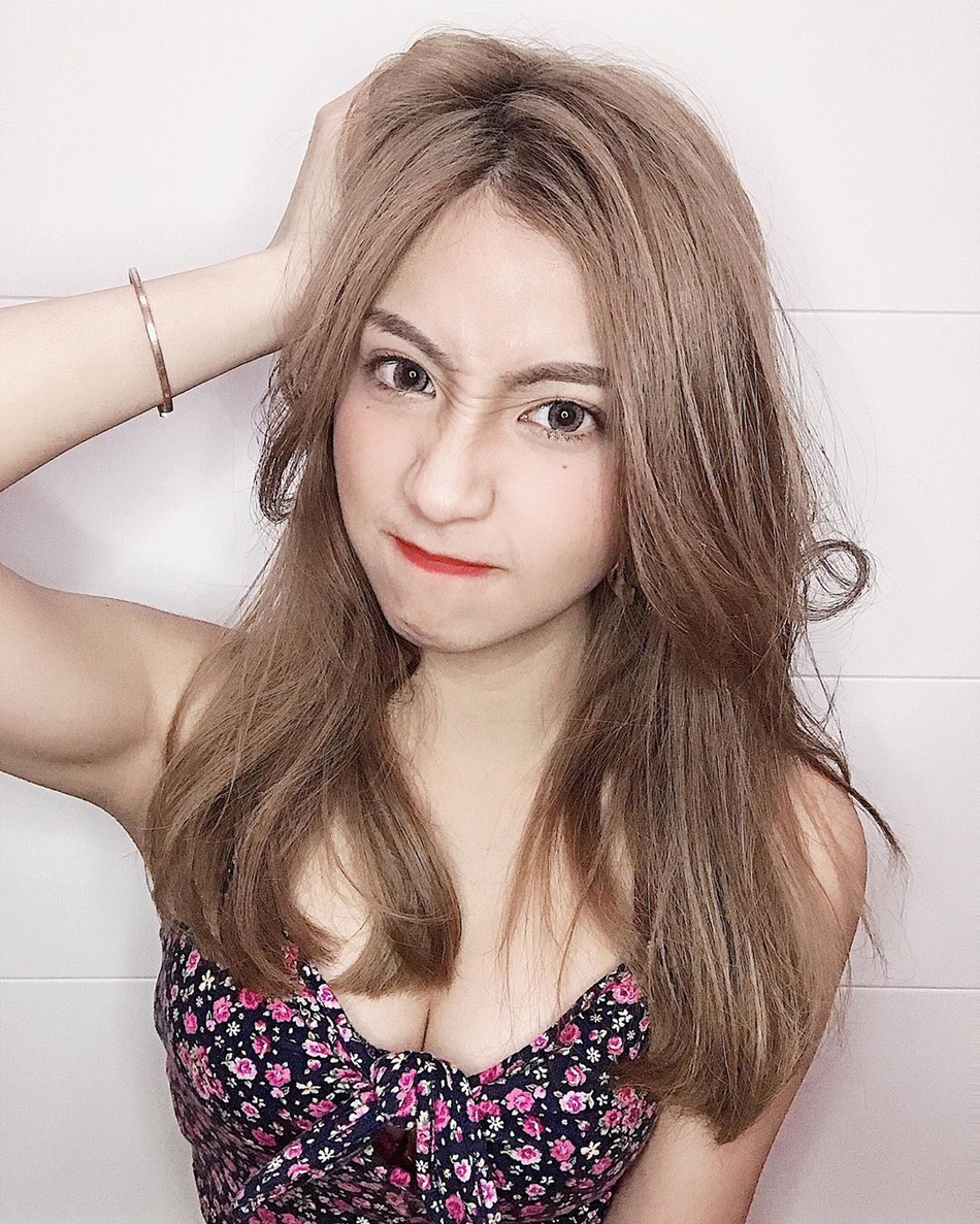 运动少女甜美可人 气质优雅身材婀娜