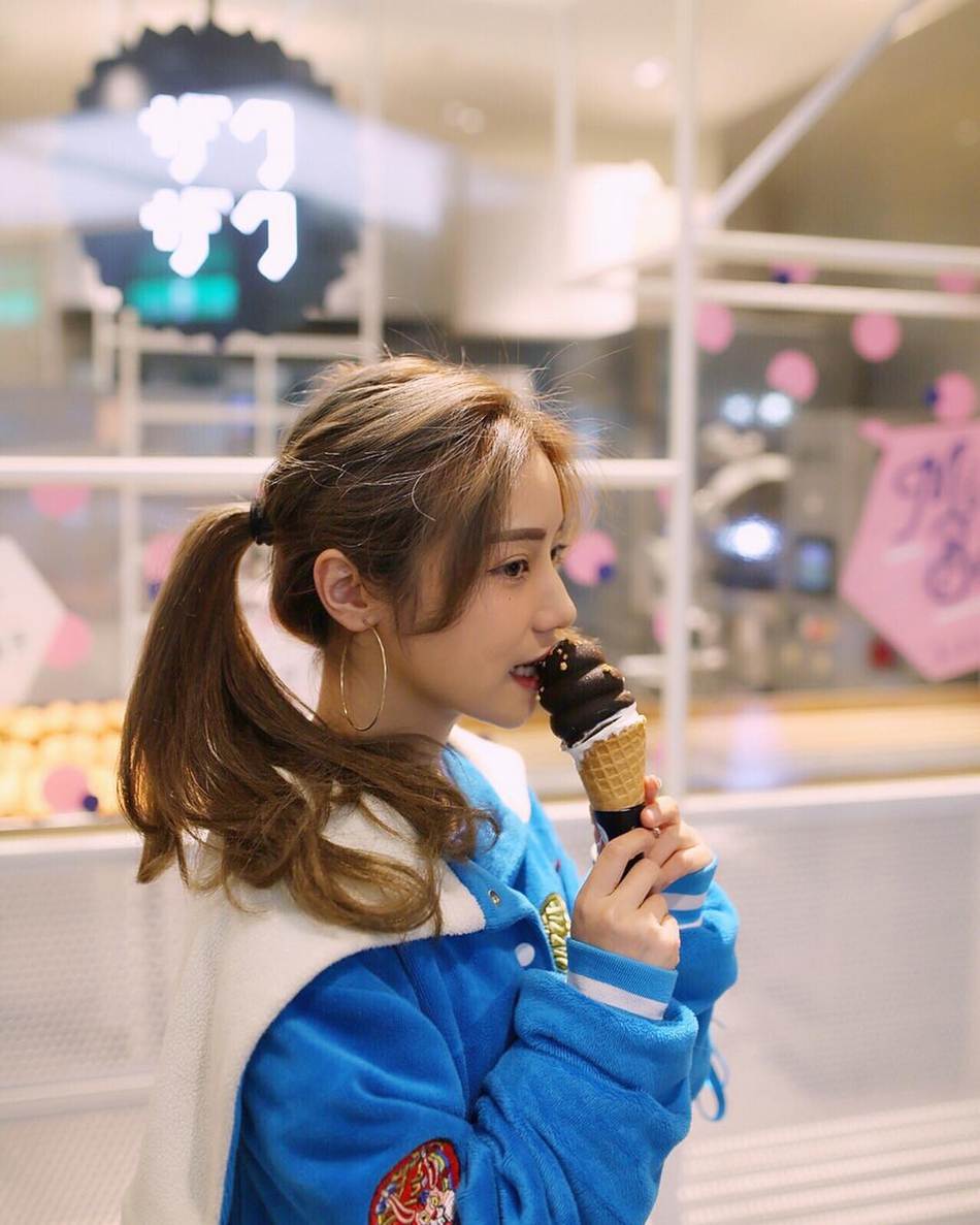 运动少女甜美可人 气质优雅身材婀娜