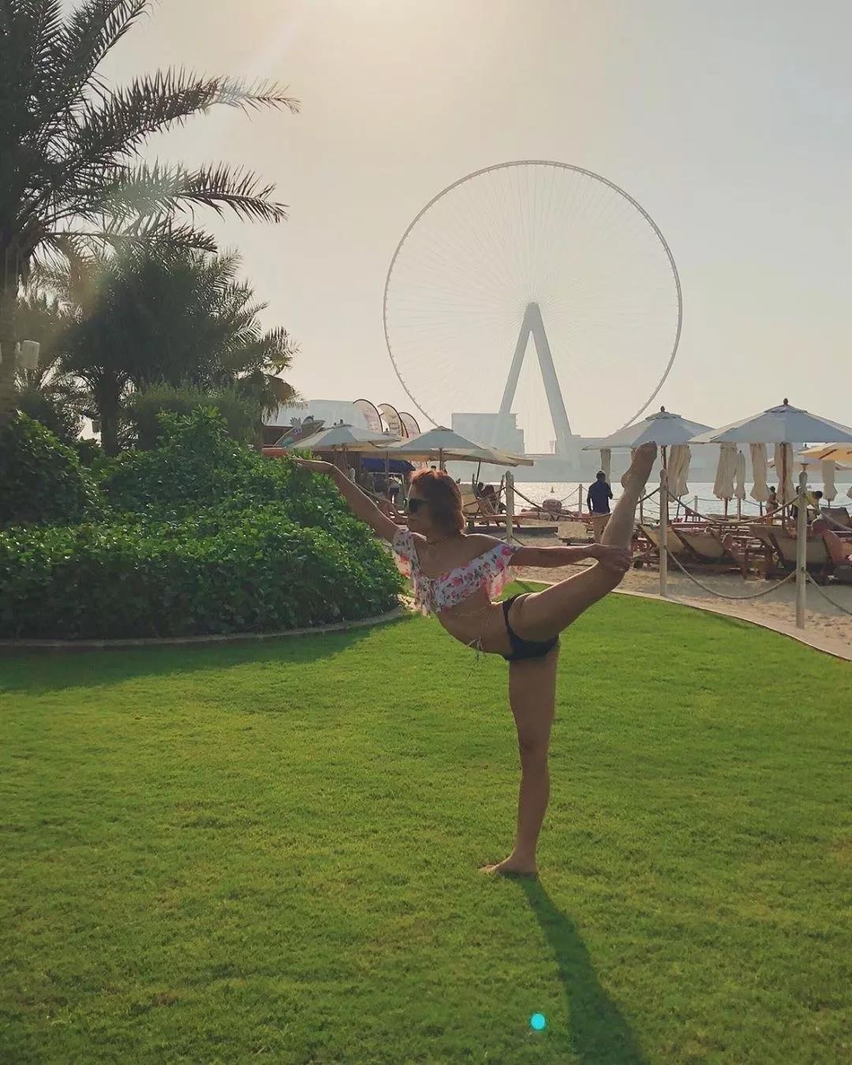 鹈鹕啦啦队员酷爱玩鹰！舞姿妖艳动人，一袭圣诞红装身材显露无疑