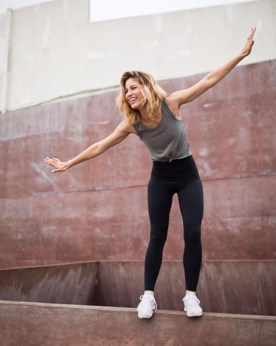 鹈鹕啦啦队员酷爱玩鹰！舞姿妖艳动人，一袭圣诞红装身材显露无疑