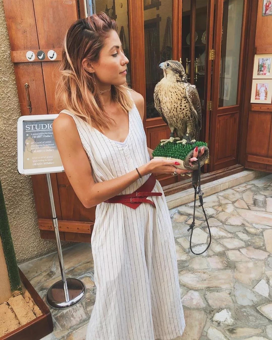 鹈鹕啦啦队员酷爱玩鹰！舞姿妖艳动人，一袭圣诞红装身材显露无疑