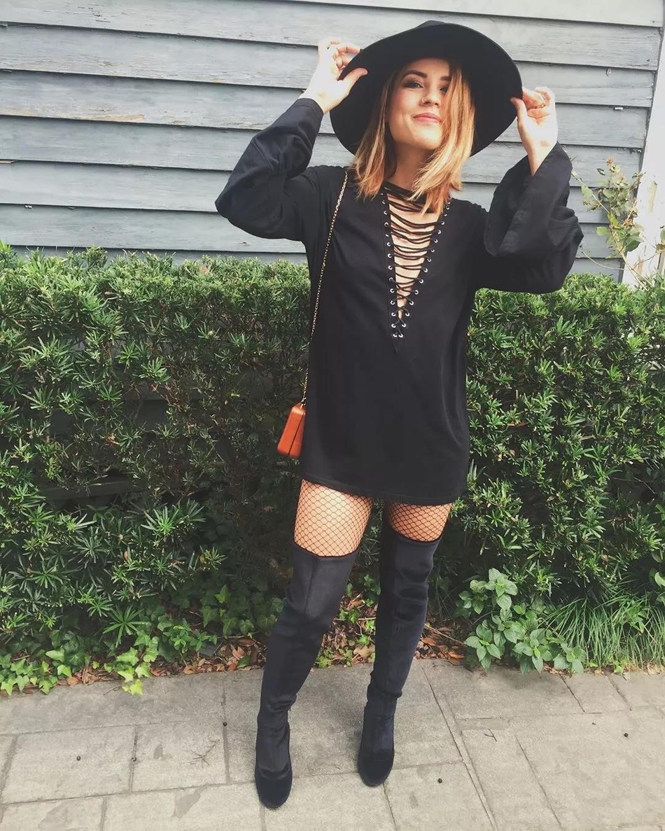 鹈鹕啦啦队员酷爱玩鹰！舞姿妖艳动人，一袭圣诞红装身材显露无疑