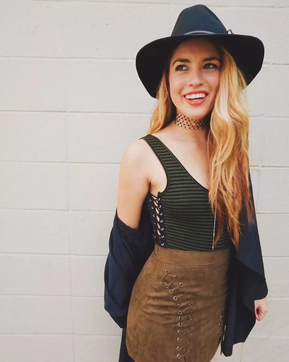 鹈鹕啦啦队员酷爱玩鹰！舞姿妖艳动人，一袭圣诞红装身材显露无疑