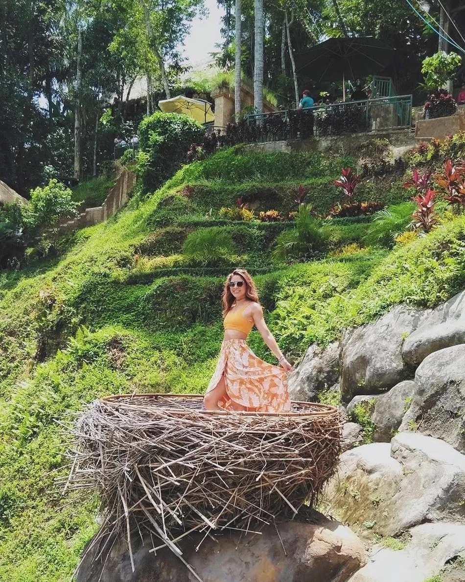 鹈鹕啦啦队员酷爱玩鹰！舞姿妖艳动人，一袭圣诞红装身材显露无疑