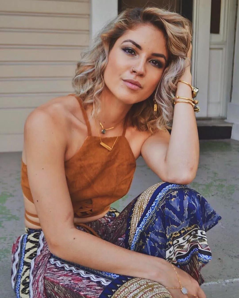 鹈鹕啦啦队员酷爱玩鹰！舞姿妖艳动人，一袭圣诞红装身材显露无疑