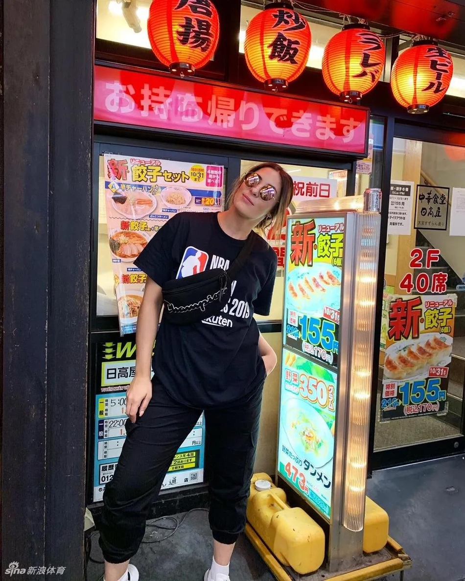 猛龙啦啦队员海边大秀绝美背影！阳光沙滩衬托下让人浮想联翩