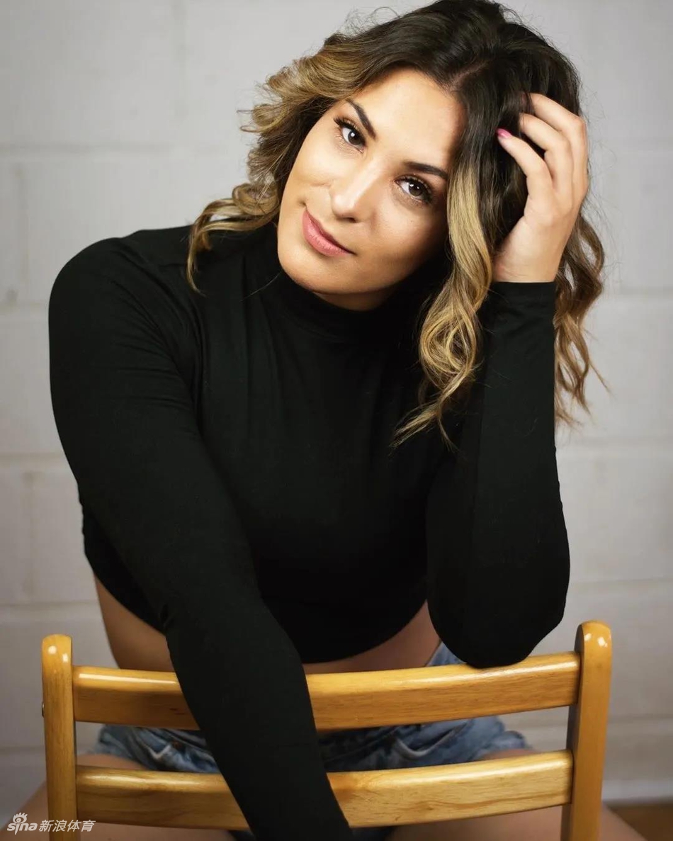 猛龙啦啦队员海边大秀绝美背影！阳光沙滩衬托下让人浮想联翩