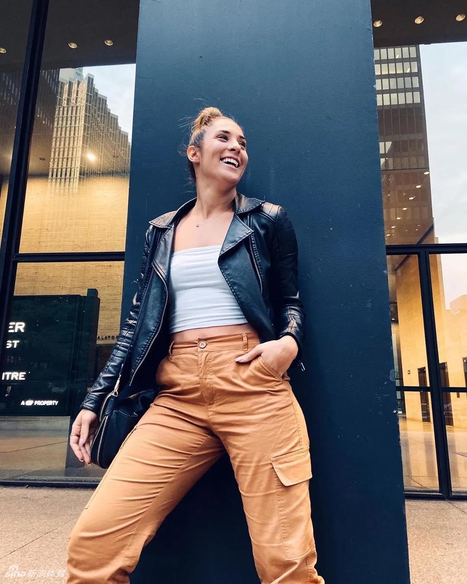 猛龙啦啦队员海边大秀绝美背影！阳光沙滩衬托下让人浮想联翩