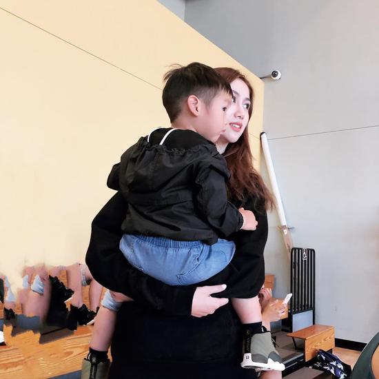 孙悦手举硕大帝王蟹给爱妻庆生