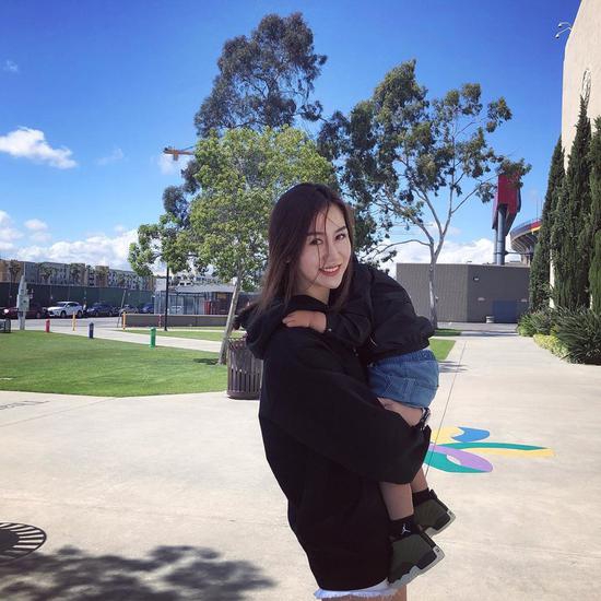 孙悦手举硕大帝王蟹给爱妻庆生