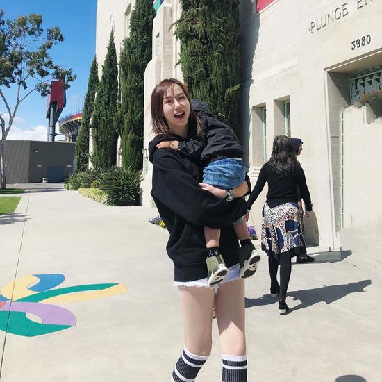 孙悦手举硕大帝王蟹给爱妻庆生