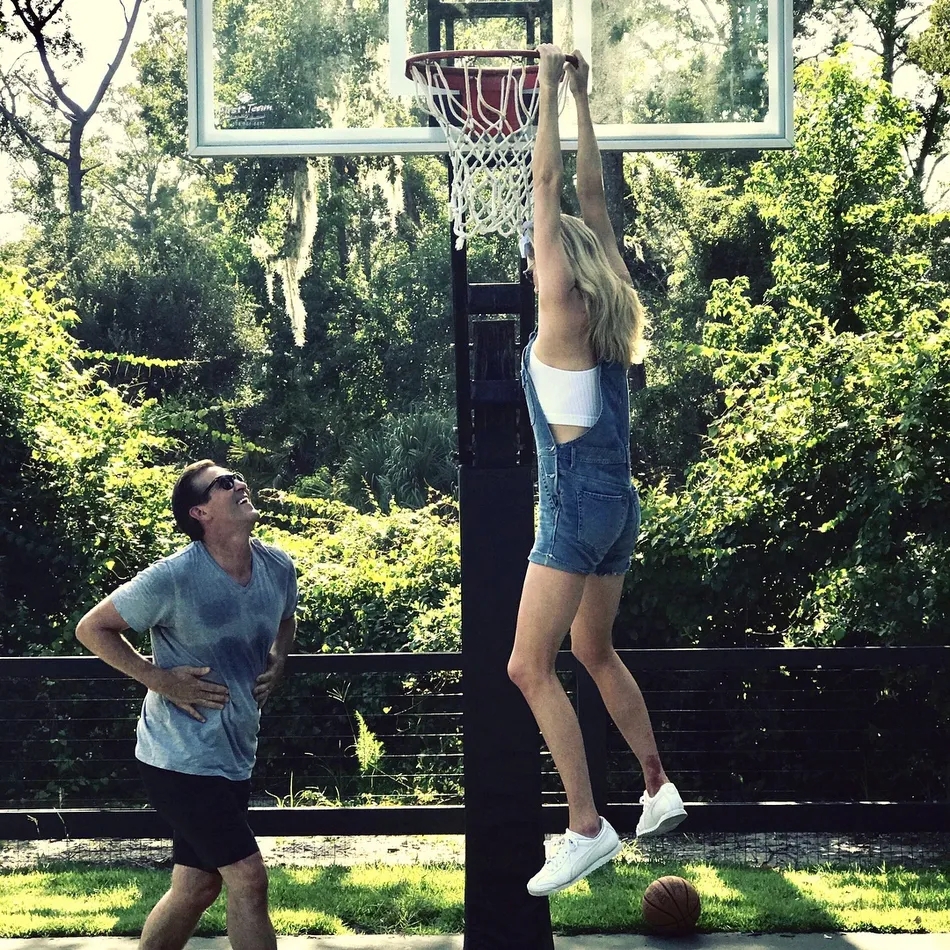 霍纳赛克女儿再出绝美球衣照！这长腿！这颜值！爱了爱了