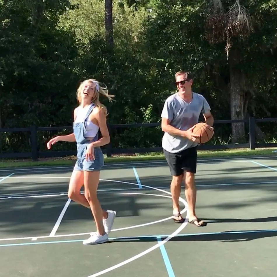 霍纳赛克女儿再出绝美球衣照！这长腿！这颜值！爱了爱了