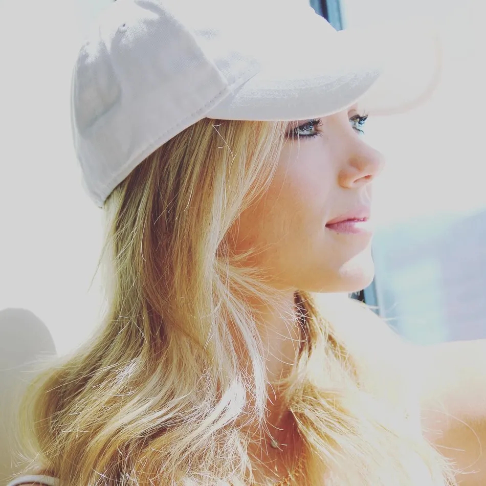 霍纳赛克女儿再出绝美球衣照！这长腿！这颜值！爱了爱了