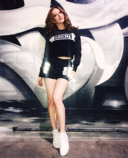 传说中的高级脸！篮网拉拉队长泳池边秀好身材，双眼释放万种风情