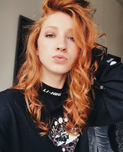 传说中的高级脸！篮网拉拉队长泳池边秀好身材，双眼释放万种风情