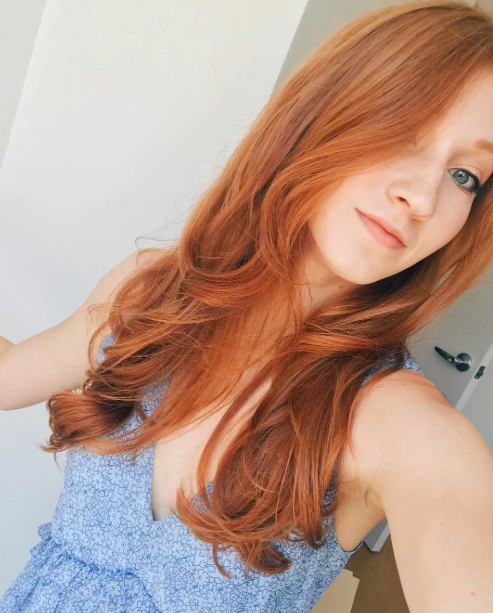 传说中的高级脸！篮网拉拉队长泳池边秀好身材，双眼释放万种风情