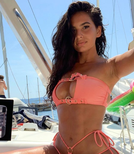 品味逐渐登化！库兹马点赞嫩模美臀照 两人互关接下来怎么发展？