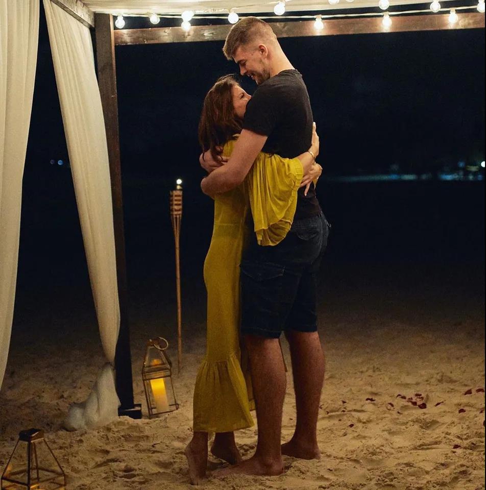 洛城高塔恋上绝美佳人!酷爱马术运动 二人在豪华游艇上热吻