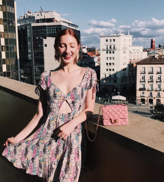 传说中的高级脸！篮网拉拉队长泳池边秀好身材，双眼释放万种风情