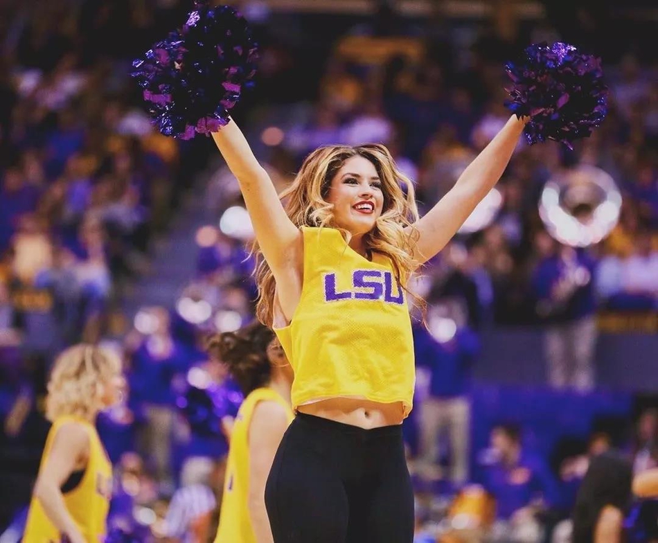 鹈鹕啦啦队员酷爱玩鹰！舞姿妖艳动人，一袭圣诞红装身材显露无疑