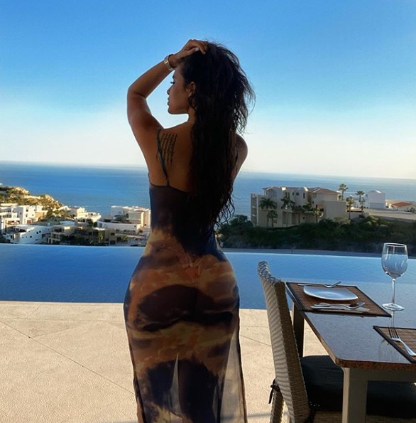 品味逐渐登化！库兹马点赞嫩模美臀照 两人互关接下来怎么发展？