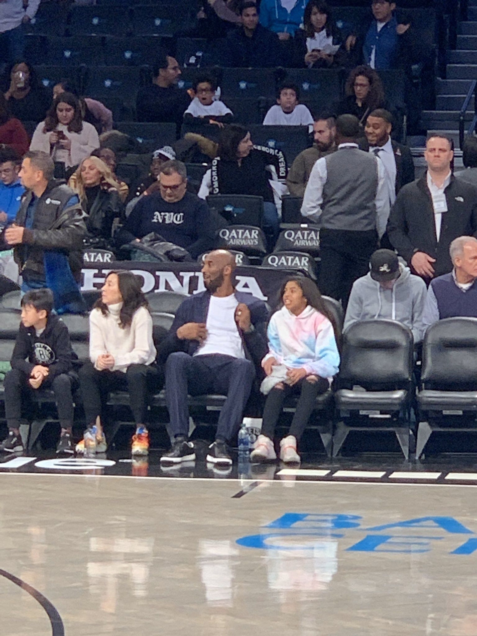 科比现身篮网主场看球 携爱女一同观战爱意满满