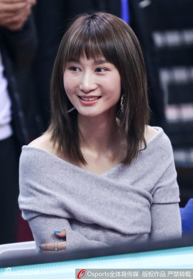 周鹏爱妻现场观战全明星露香肩