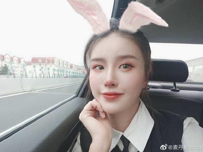 深圳啦啦队小花麦丹娜甜美私房照 是恋爱的感觉！