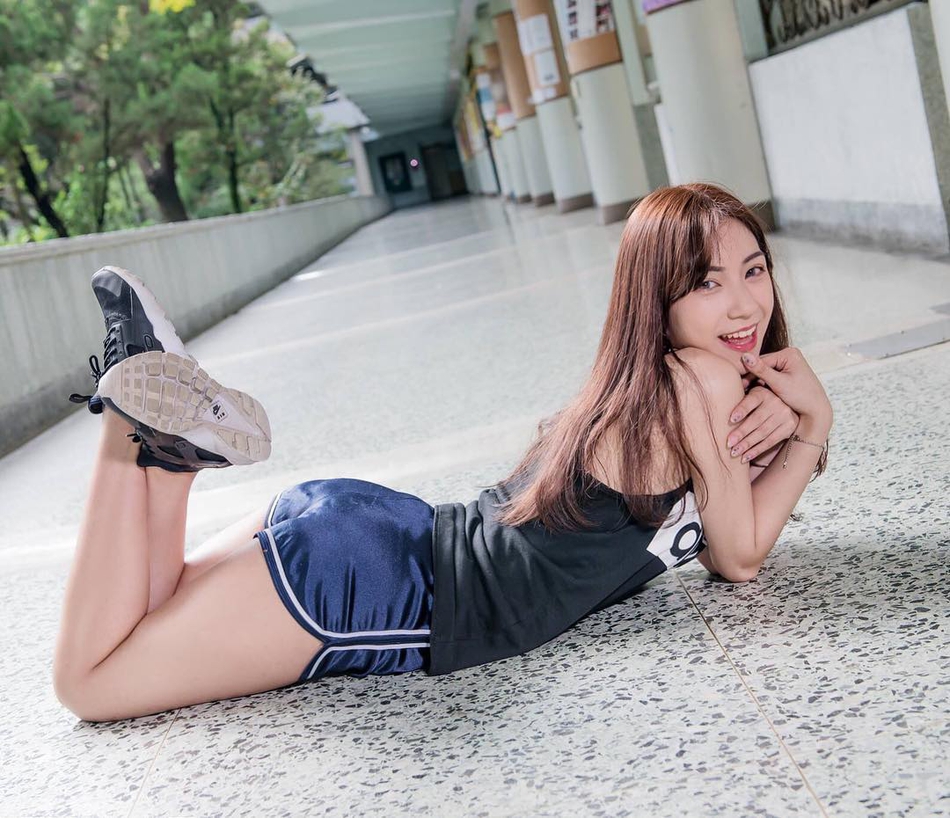 运动少女甜美可人 气质优雅身材婀娜