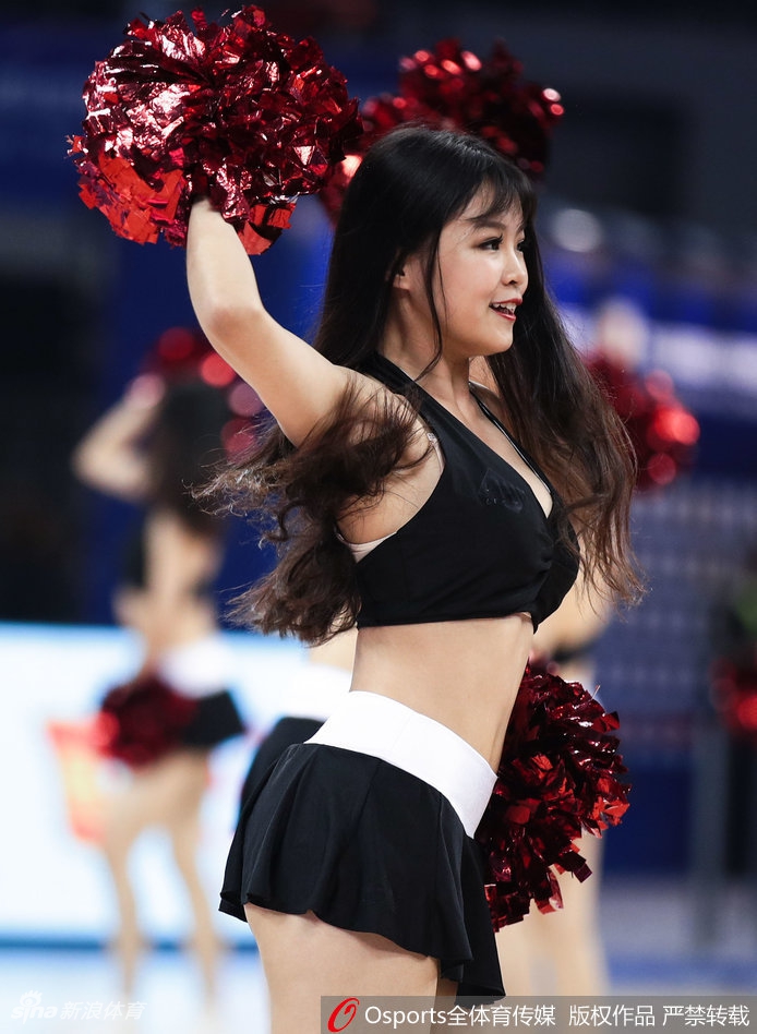 郭艾伦惨遭性感篮球宝贝“围攻”