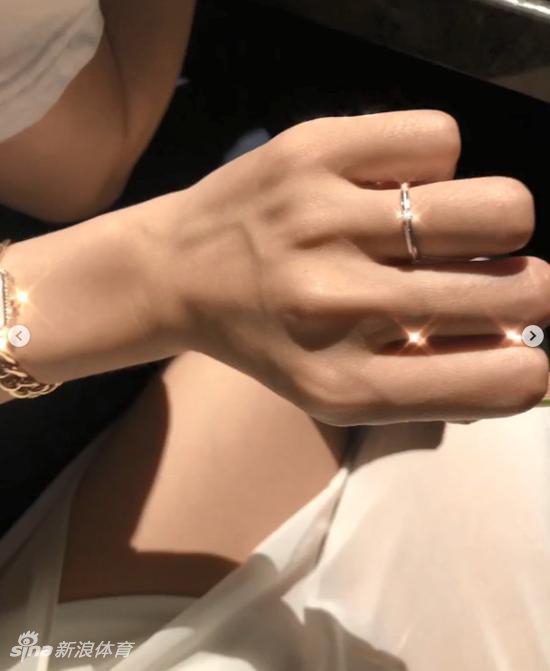 福建悍将与女友相恋一周年大秀恩爱