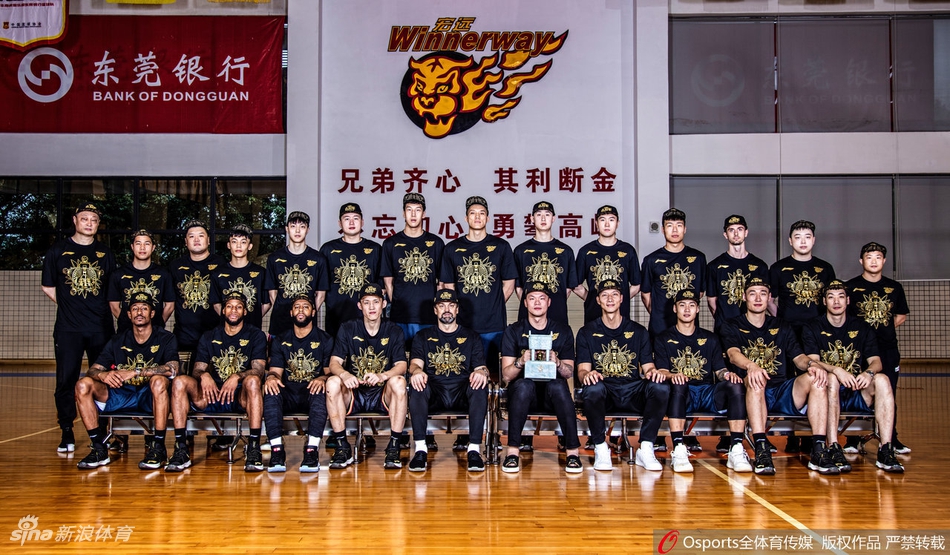 广东夺冠写真！阿联扛冠军鼎英气逼人