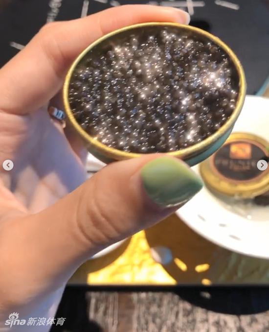 福建悍将与女友相恋一周年大秀恩爱