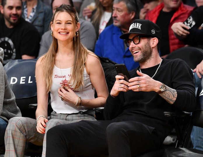 维密超模现身湖人主场 与老公又亲又搂秀恩爱撒狗粮