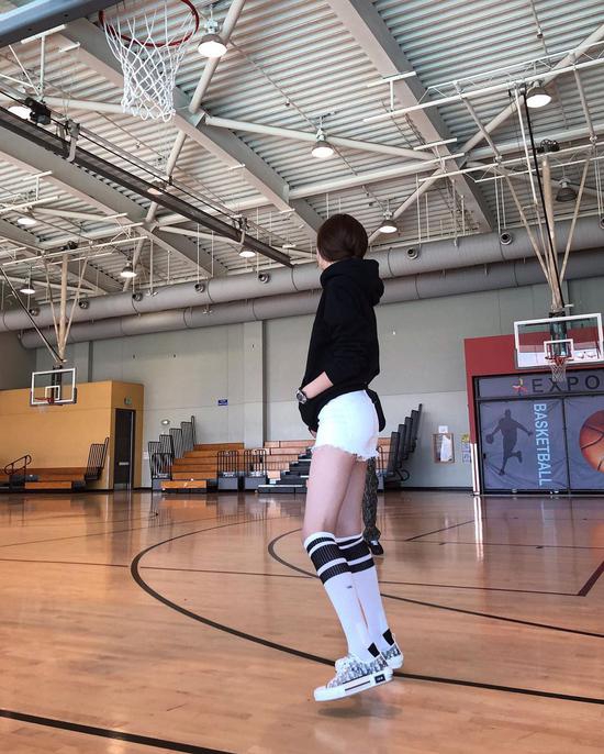 孙悦手举硕大帝王蟹给爱妻庆生